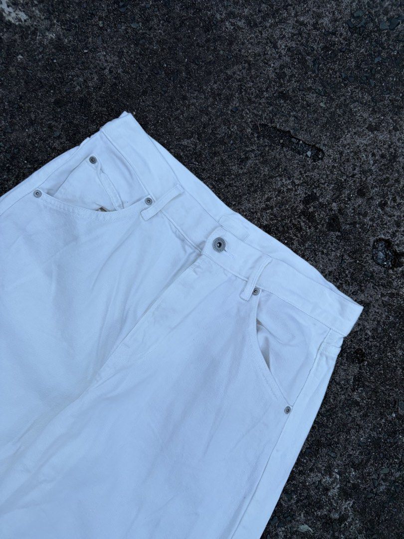 Uniqlo Baggy Jeans (white) (Category: Jeans) located in Quezon City. Submitted by crzyjnxl4rxnzhaul.jpgg (Listing ID 1469892649, Image 3). Description: -Size: 27(68.5cm) -Waist: 30 -Length: 37.5 -Thigh: 13 -Hem: 10 -Condition: Good as new -Issue: small stain washable last pic -Color rate: 10/10 -Location: Quezon City -MOP: Banks/Gcash (Payment first) Note: color may vary due to lighting, always manage your expectations..