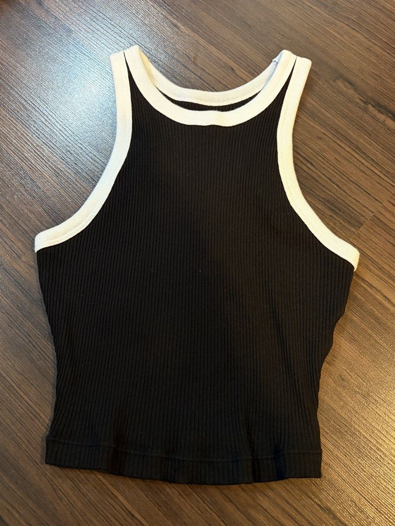 Uniqlo Black Ribbed Top (Category: Sleeveless) located in Paranaque City. Submitted by trendyclothesco (Listing ID 1469843955, Image 2). Description: - Brand: Uniqlo - Color: Black with white outline - Size: S (fits bust 77-83 cm) - Never used .