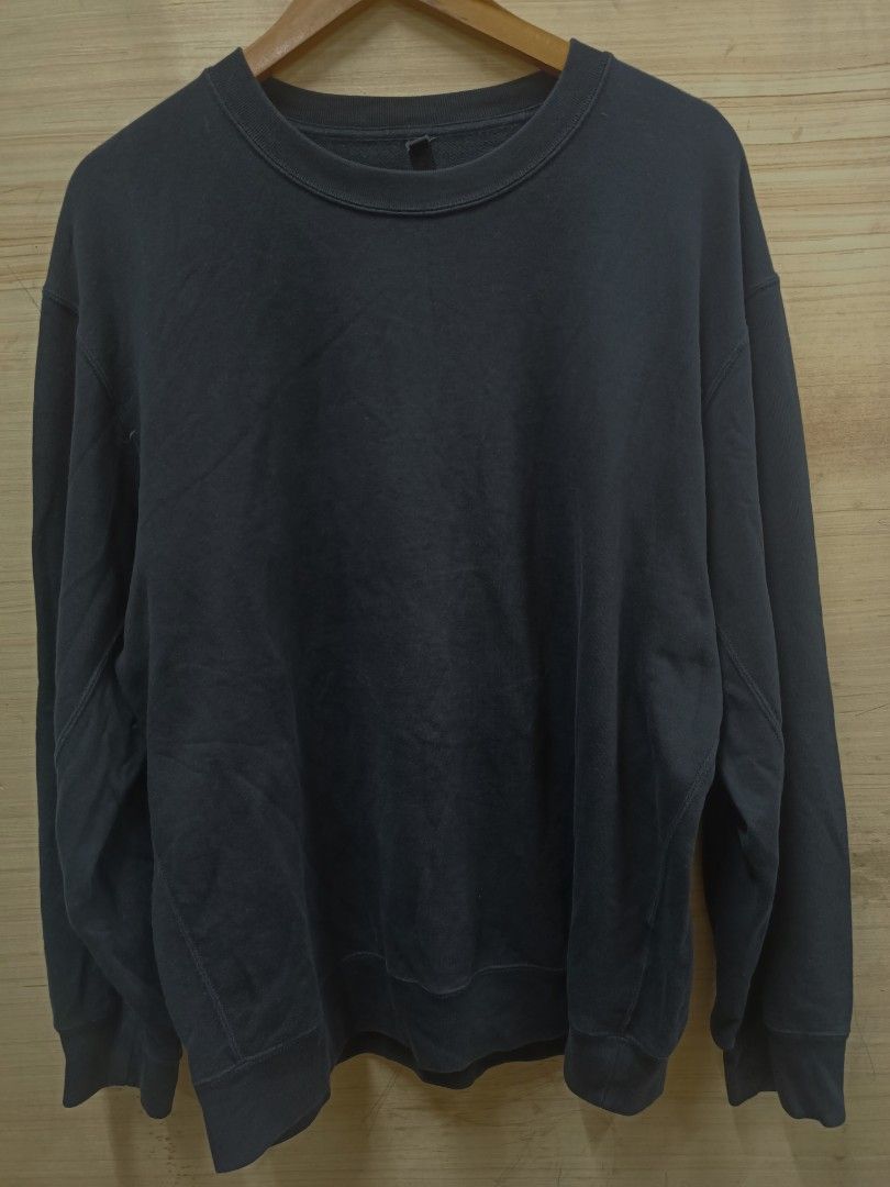 Uniqlo Black Sweatshirt Size XL (Category: Coats, Jackets and Outerwear) located in Bayombong. Submitted by rheaaa00530 (Listing ID 1469880324, Image 1). Description: - Brand: Uniqlo - Item: Dark grey sweatshirt / crewneck pullover - Size: XL (Fits chest 104-112 cm, Height 180-188 cm) - Material: Body is 100% cotton; Ribbing is 82% cotton, 18% polyester - Features: Standard long sleeves with ribbed cuffs and hem - Origin: Made in China - Conditio