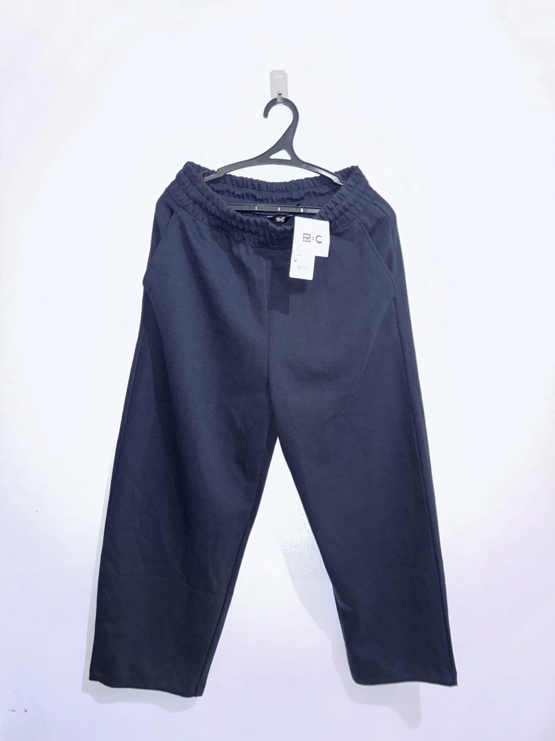 Uniqlo :C Sweatpants Navy Size M (Category: Joggers) located in Cuyapo. Submitted by mn.finds (Listing ID 1469787828, Image 1). Description: - Brand: Uniqlo:C Collection - Item: Sweatpants - Color: Dark Navy - Size: Medium (Waist 76-84cm) - Condition: Brand new with original store tags - Features: Elastic waistband with adjustable drawstring and side pockets.