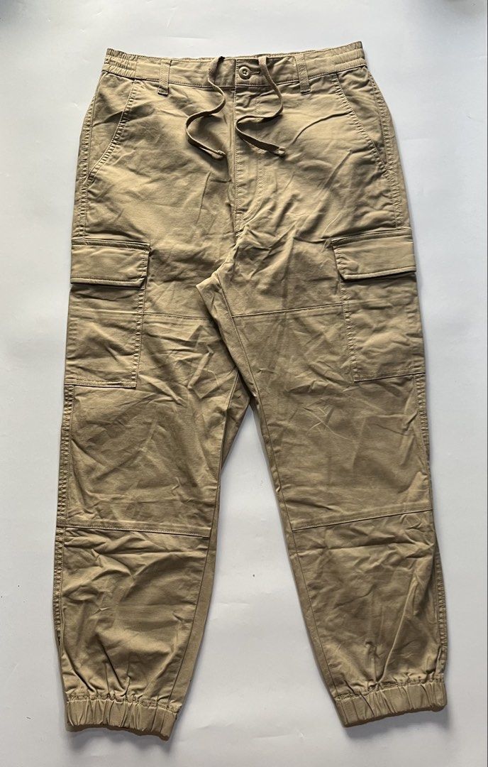 Uniqlo Cargo Pants in Beige (Category: Trousers) located in Caloocan City. Submitted by michaelmojicaa (Listing ID 1469841890, Image 2). Description: Uniqlo Cargo Pants in Beige Small Waist 30-33 Length 37 Excellent Condition No issue.