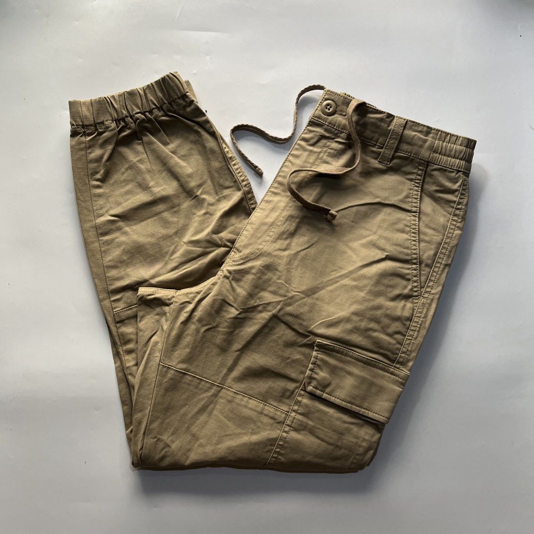 Uniqlo Cargo Pants in Beige (Category: Trousers) located in Caloocan City. Submitted by michaelmojicaa (Listing ID 1469841890, Image 1). Description: Uniqlo Cargo Pants in Beige Small Waist 30-33 Length 37 Excellent Condition No issue.