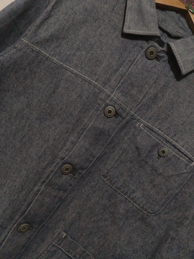 Uniqlo Denim Jacket (Category: Coats, Jackets and Outerwear) located in Rizal. Submitted by gmpastoffi75031 (Listing ID 1469817683, Image 2). Description: - Brand: Uniqlo - dimes 22x27.5 - Item: Denim Jacket - Color: Blue - Size: Small - Style: Classic workwear with structured fit and pointed collar - Closure: Front button-up - Pockets: Multiple utility pockets on chest and lower body - Details: Contrast stitching and clean interior size tag.