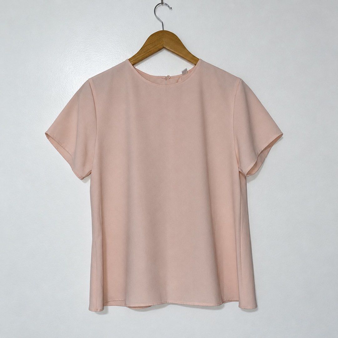UNIQLO drape short sleeve top (Category: Blouses) located in San Jose del Monte. Submitted by mamiracky (Listing ID 1469860895, Image 2). Description: .