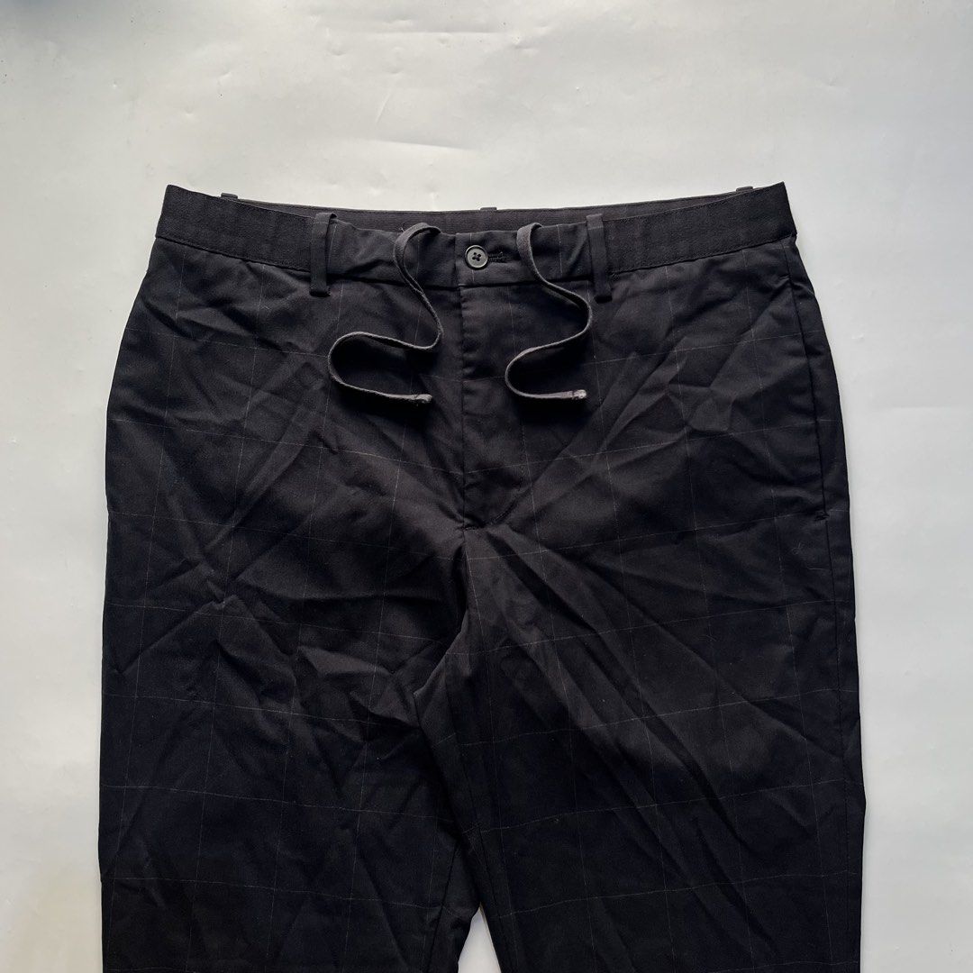 Uniqlo Ezy Ankle Pants (Windowpane) in Navy (Category: Trousers) located in Caloocan City. Submitted by michaelmojicaa (Listing ID 1469840094, Image 3). Description: Uniqlo Ezy Ankle Pants (Windowpane) in Navy Medium Waist 30-33 Length 37 Excellent Condition No issue.