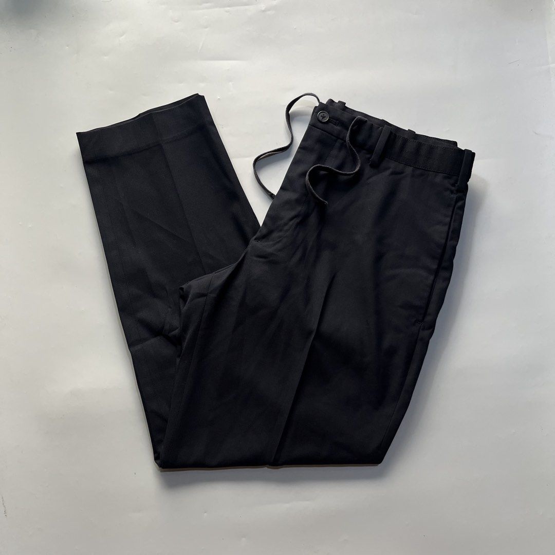 Uniqlo Ezy Smart Akle Pants in Navy (Category: Trousers) located in Caloocan City. Submitted by michaelmojicaa (Listing ID 1469840951, Image 1). Description: Uniqlo Ezy Smart Akle Pants in Navy Medium Waist 30-33 Length 37 Excellent Condition No issue.