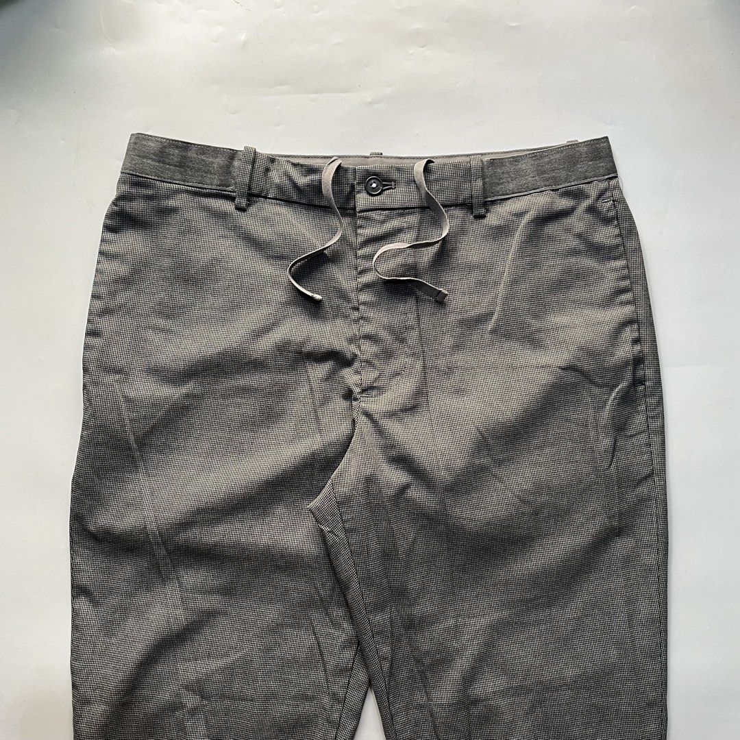 Uniqlo Ezy Smart Ankle Pants (Pinstriped) in Gray (Category: Trousers) located in Caloocan City. Submitted by michaelmojicaa (Listing ID 1469841166, Image 3). Description: Uniqlo Ezy Smart Ankle Pants (Pinstriped) in Gray Medium Waist 30-33 Length 37 Excellent Condition No issue.