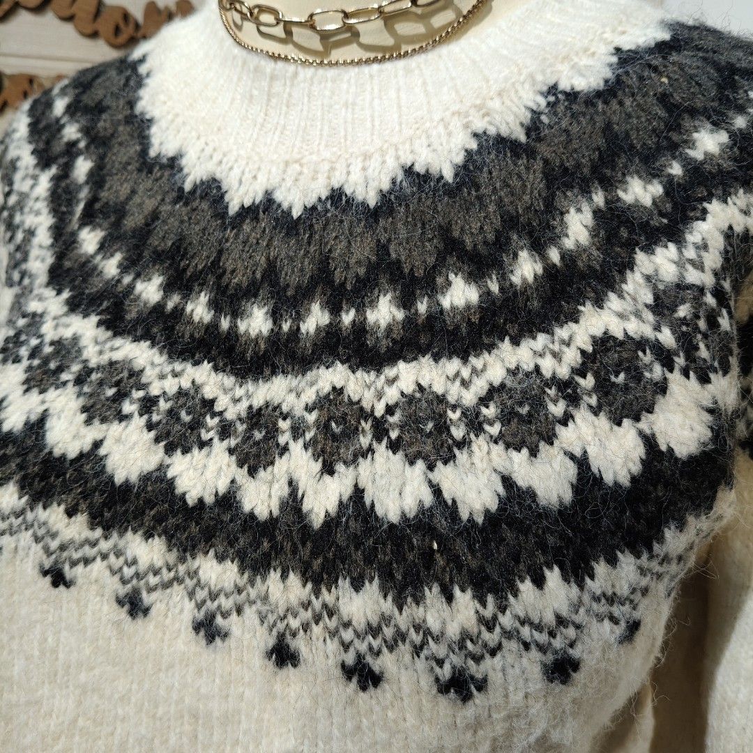 Uniqlo Fair Isle Pattern Knit Sweater Cream Authentic Freesize (Category: Longsleeves) located in Bulacan. Submitted by alyssarys (Listing ID 1469930071, Image 2). Description: - Brand: Uniqlo - Size: s on tag - Color: Cream, black, and dark grey - Design: Fair Isle yoke pattern around the crew neck - Material: Nylon, polyester, acrylic, and wool blend - Details: Ribbed collar, cuffs, and hem - Measurements: ~20 inches length, ~9 inches sleeve le