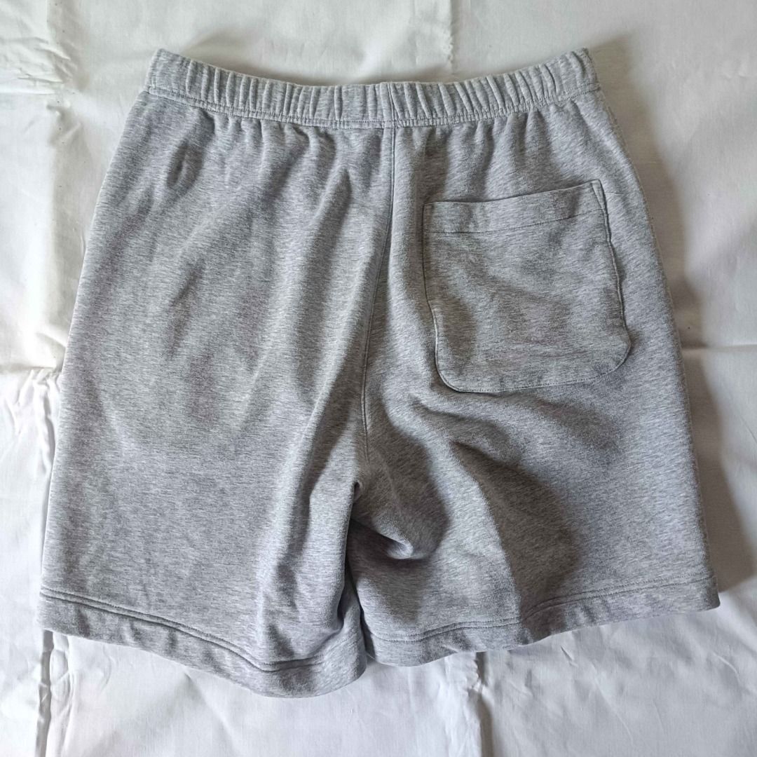 Uniqlo Gray Sweatshorts *Size M* (Category: Shorts) located in Minglanilla. Submitted by mikeysells_ (Listing ID 1469913951, Image 2). Description: 🔥 ukay-ukay finds🔥 cebu, mingla meet-up near mingla only maxim: df + item 10/10 color rate 10/10 condition honest issue: none 📦 can ship nationwide via J&T📦 ✅ payment first via gcash✅ 16.5 in length 76-84 cm waist.