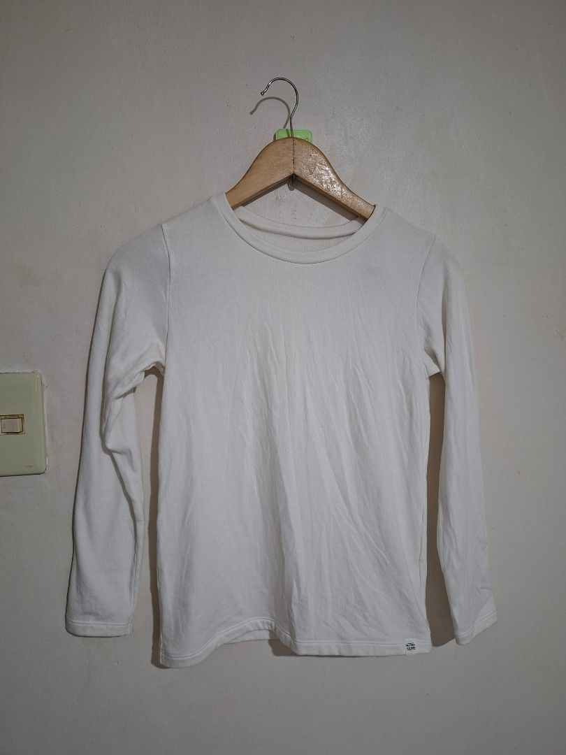 Uniqlo heattech ultrawarm S (Category: Longsleeves) located in Subic. Submitted by petitecorner22 (Listing ID 1469781893, Image 1). Description: tag says kids 140 but fits like adult xs - S.
