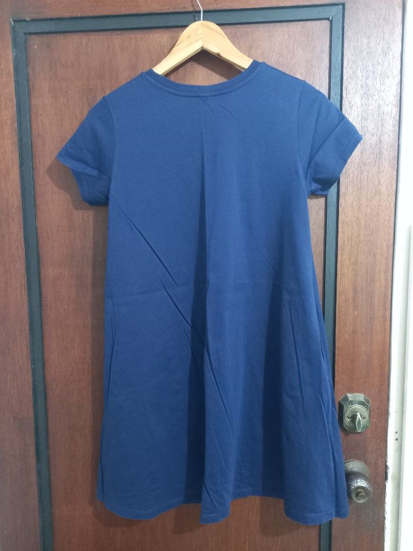 UNIQLO MINI DRESS (Category: Dresses) located in Binangonan. Submitted by carou8124 (Listing ID 1469886342, Image 3). Description: • Brand Uniqlo •Size small •Color Navy Blue •Short Sleeve Mini Dress.
