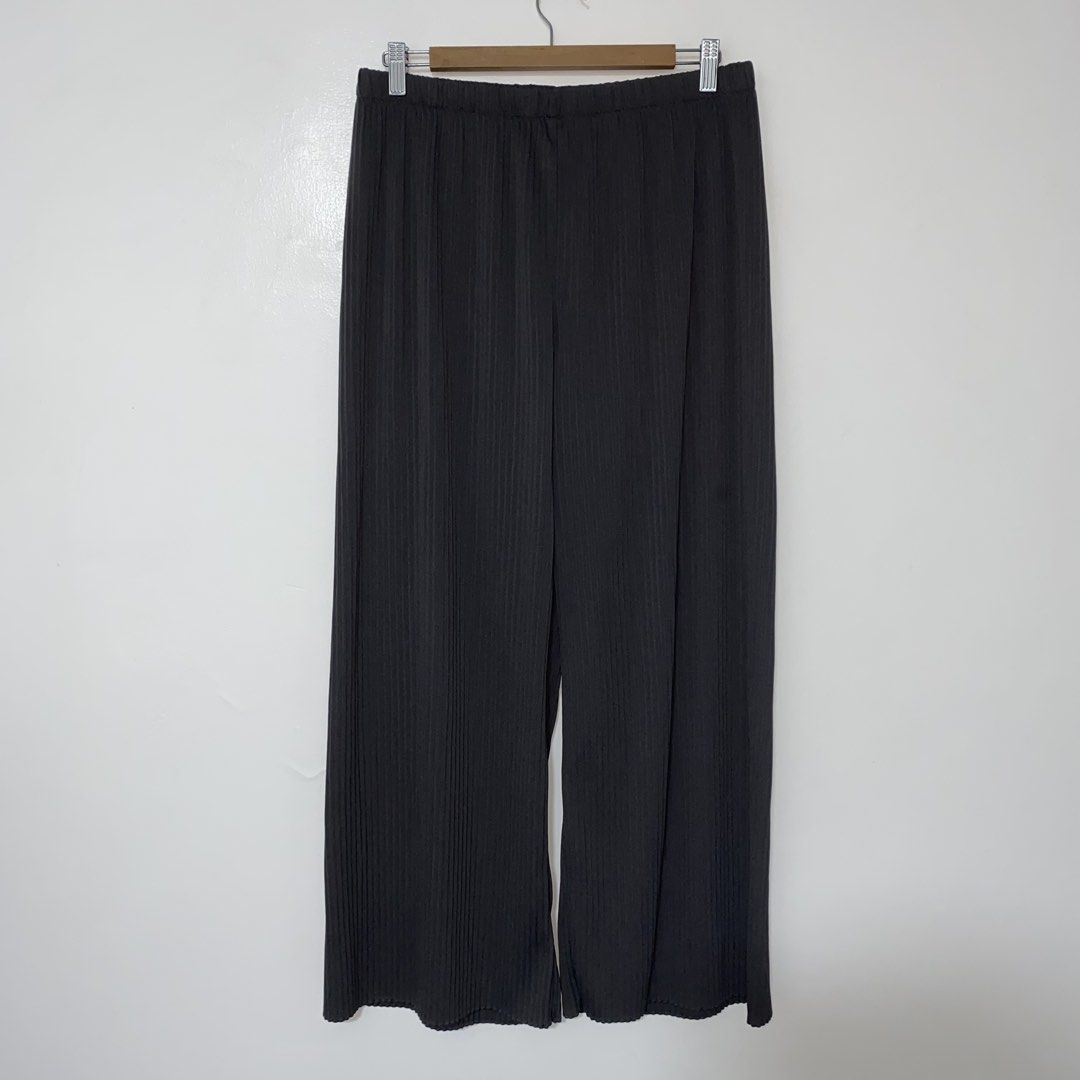 UNIQLO pleated wide pants (Category: Other Bottoms) located in San Jose del Monte. Submitted by mamiracky (Listing ID 1469888911, Image 3). Description: .