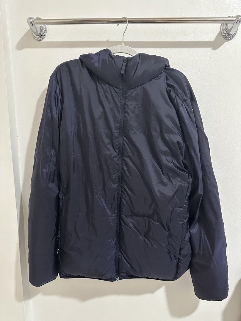 UNIQLO POCKETABLE PUFFER JACKET (Category: Coats, Jackets and Outerwear) located in Cainta. Submitted by shopbyroma (Listing ID 1469841355, Image 1). Description: Uniqlo Pocketable Puffer Jacket In good condition Color Navy Blue Size XL .