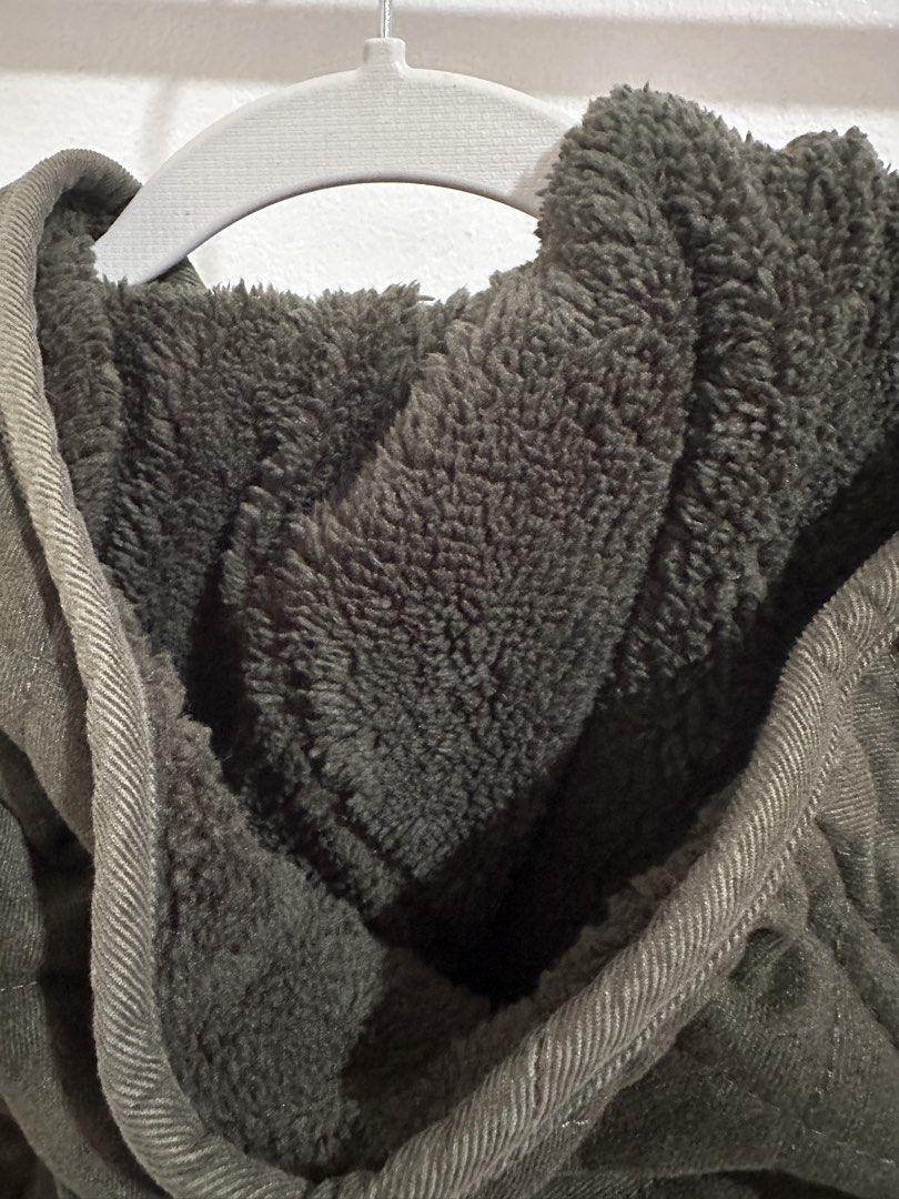 UNIQLO PUFFER JACKET WITH HOOD (Category: Coats, Jackets and Outerwear) located in Cainta. Submitted by shopbyroma (Listing ID 1469842047, Image 3). Description: Uniqlo Puffer Jacket Very good condition Size XL Color Olive Green/Army Green .