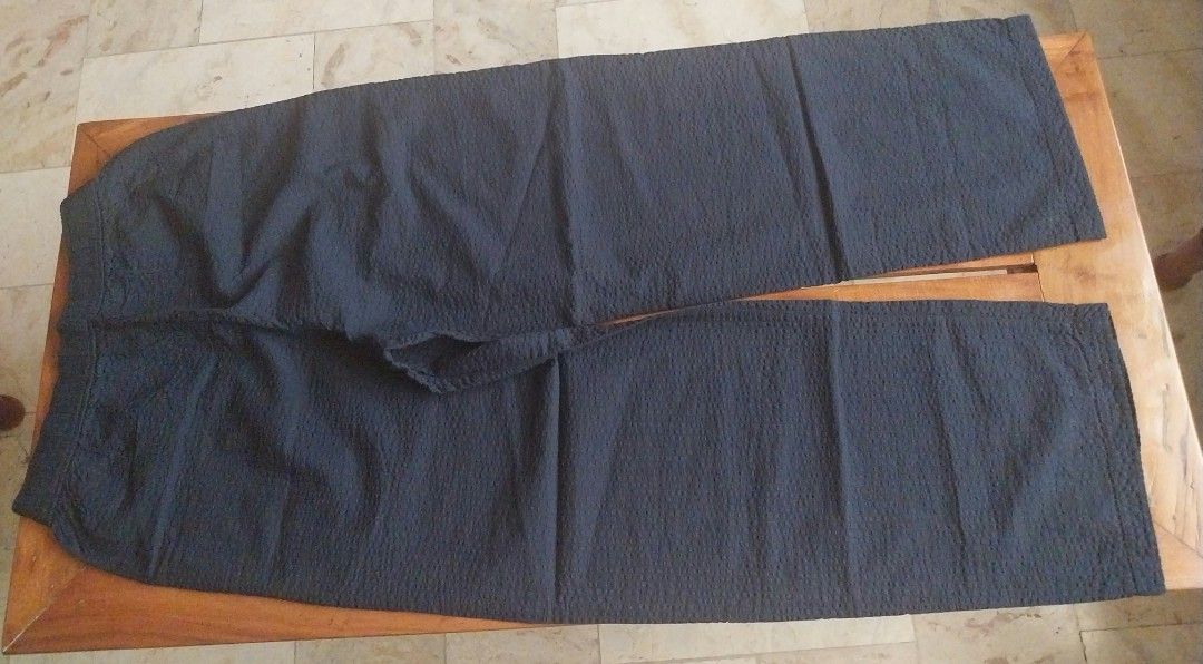 UNIQLO Seersucker Easy Pants (Category: Other Bottoms) located in Marikina City. Submitted by positivity.thriftshop (Listing ID 1469835323, Image 2). Description: 💟 UNIQLO Seersucker Easy Pants. Navy blue color,with an inner drawstring,bought in sg never worn nkatago lng sa closet,original price 990 💟 SIZE S (see attached photos for the measurements) 💚 MOP: GCash ONLY 🚚 DELIVERY OPTIONS: LBC or J&T only (shipping fee c/o buyer) 👎 NO Cancella