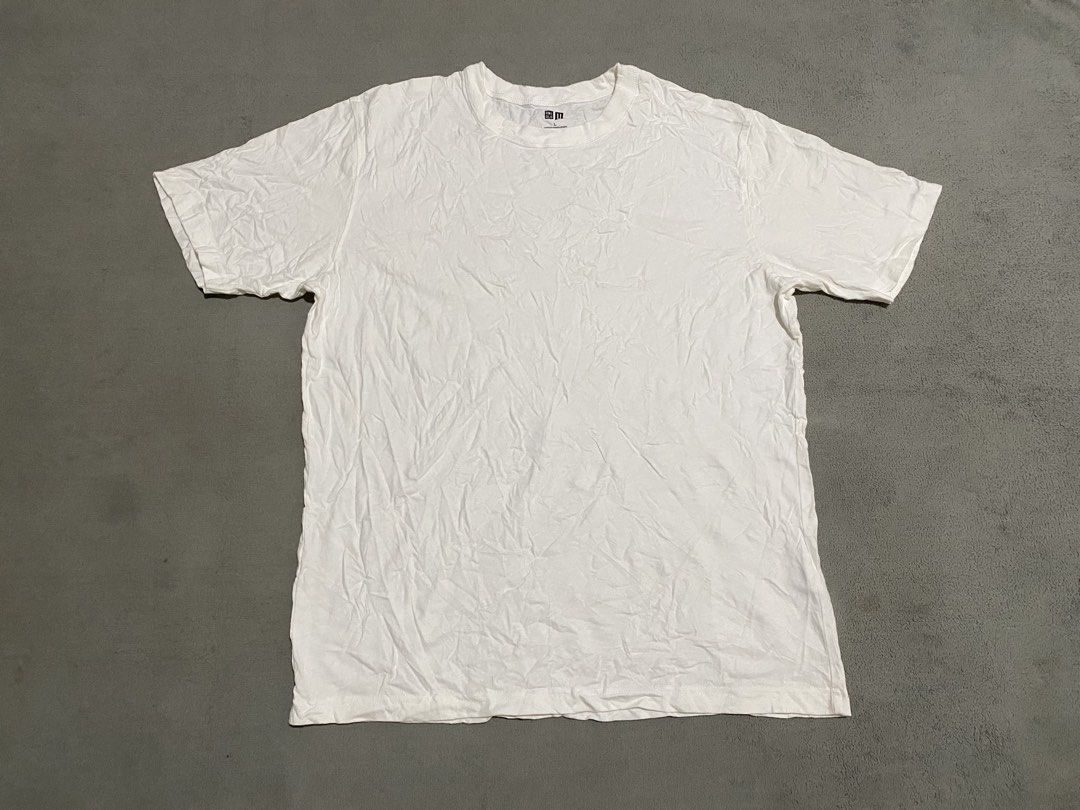 Uniqlo shirt (Category: Tshirts & Polo Shirts ) located in Tabaco. Submitted by centthrif55361 (Listing ID 1469847243, Image 1). Description: Uniqlo Large W:20.5 L:27.5 New condition Color rate 9.7/10 Need wash Fresh from Ukay bale .