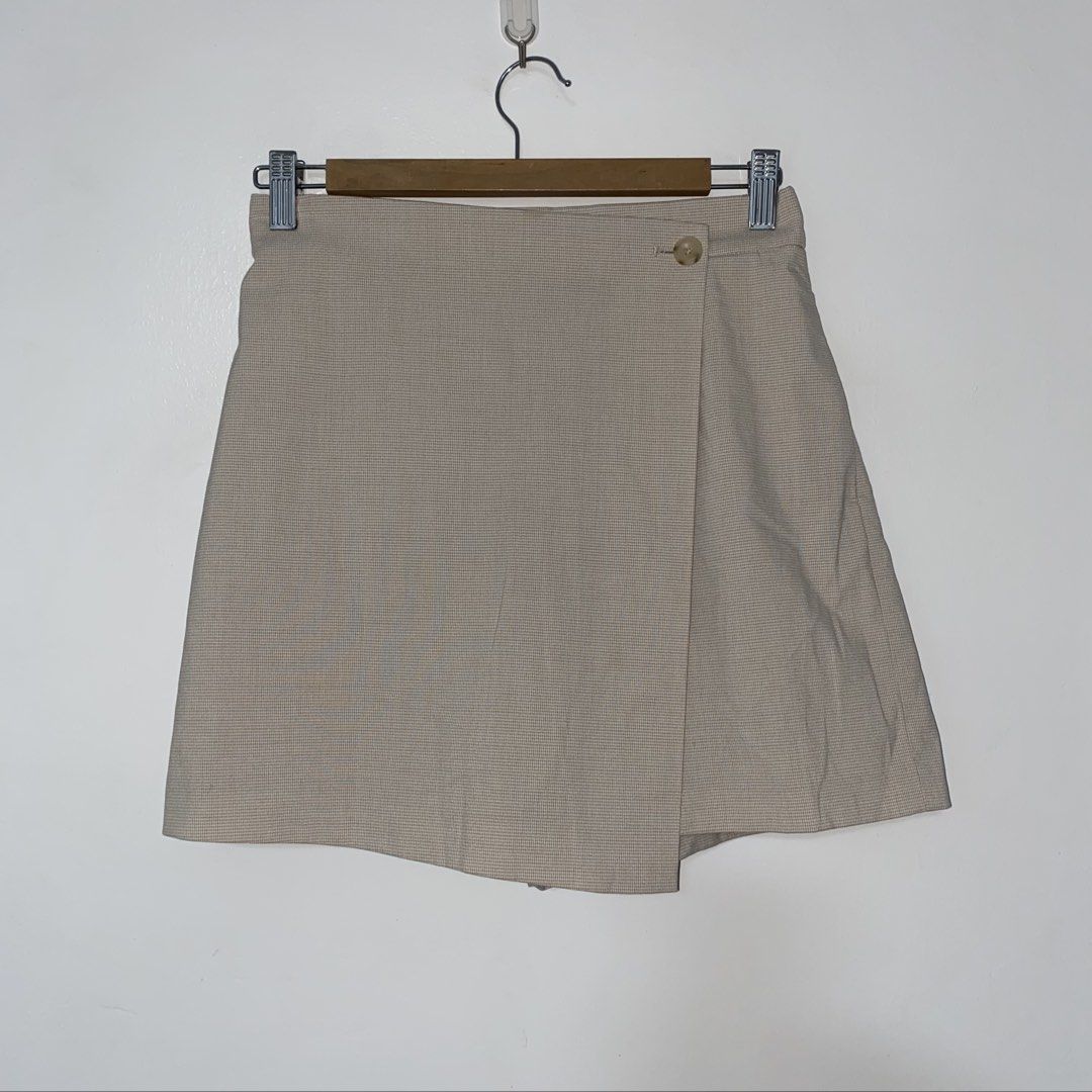UNIQLO skort (Category: Shorts) located in San Jose del Monte. Submitted by mamiracky (Listing ID 1469863158, Image 3). Description: .