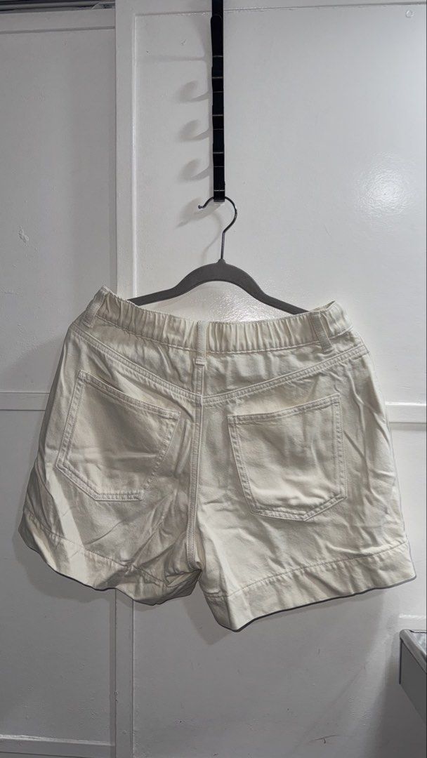 Uniqlo Skort (Category: Skirts) located in Quezon City. Submitted by geminibaby1994 (Listing ID 1469928538, Image 3). Description: Size: Medium can fit up to Large.