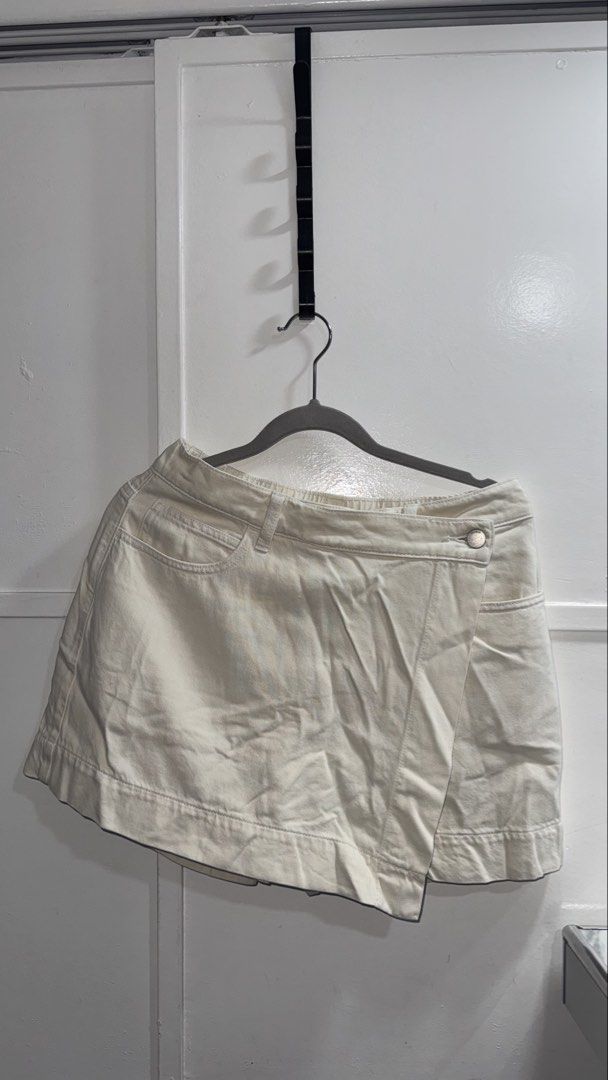 Uniqlo Skort (Category: Skirts) located in Quezon City. Submitted by geminibaby1994 (Listing ID 1469928538, Image 1). Description: Size: Medium can fit up to Large.