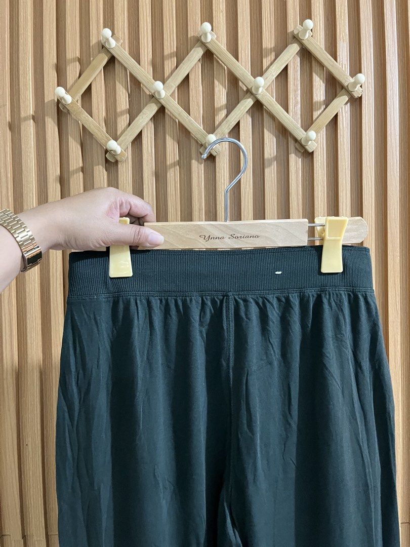 Uniqlo Soft Spring Easy Pants (Category: Other Bottoms) located in Caloocan City. Submitted by ynna_27 (Listing ID 1469856544, Image 2). Description: Uniqlo Soft Spring Easy Pants Used - Bnew Condition Color : Green Medium Waist 28-33” garterized Length 37” Issue : x Price 680.