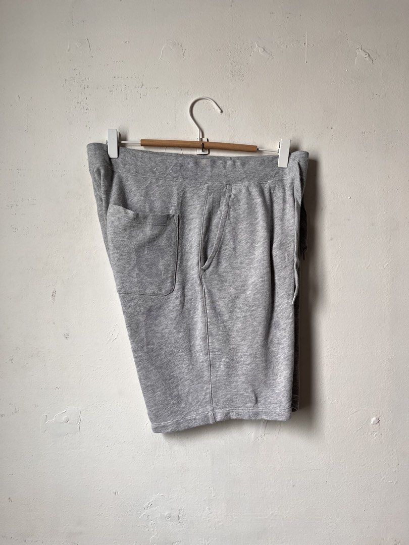 Uniqlo Sweat short (Category: Shorts) located in Cagayan de Oro. Submitted by vigo999 (Listing ID 1469787220, Image 2). Description: Uniqlo Sweat short Size M Condition: Excellent Color rate: 10/10 No issues Dimes: 28-32x19 Hem: 11.