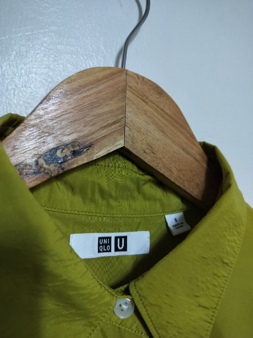 Uniqlo U Double Pocket Oversized Long Sleeve (Category: Formal Shirts) located in Taguig. Submitted by thriftybounce (Listing ID 1469840377, Image 2). Description: Fit : L Width : 23 Length : 26-27 Color Rate : 9.8/10 Issue : None.