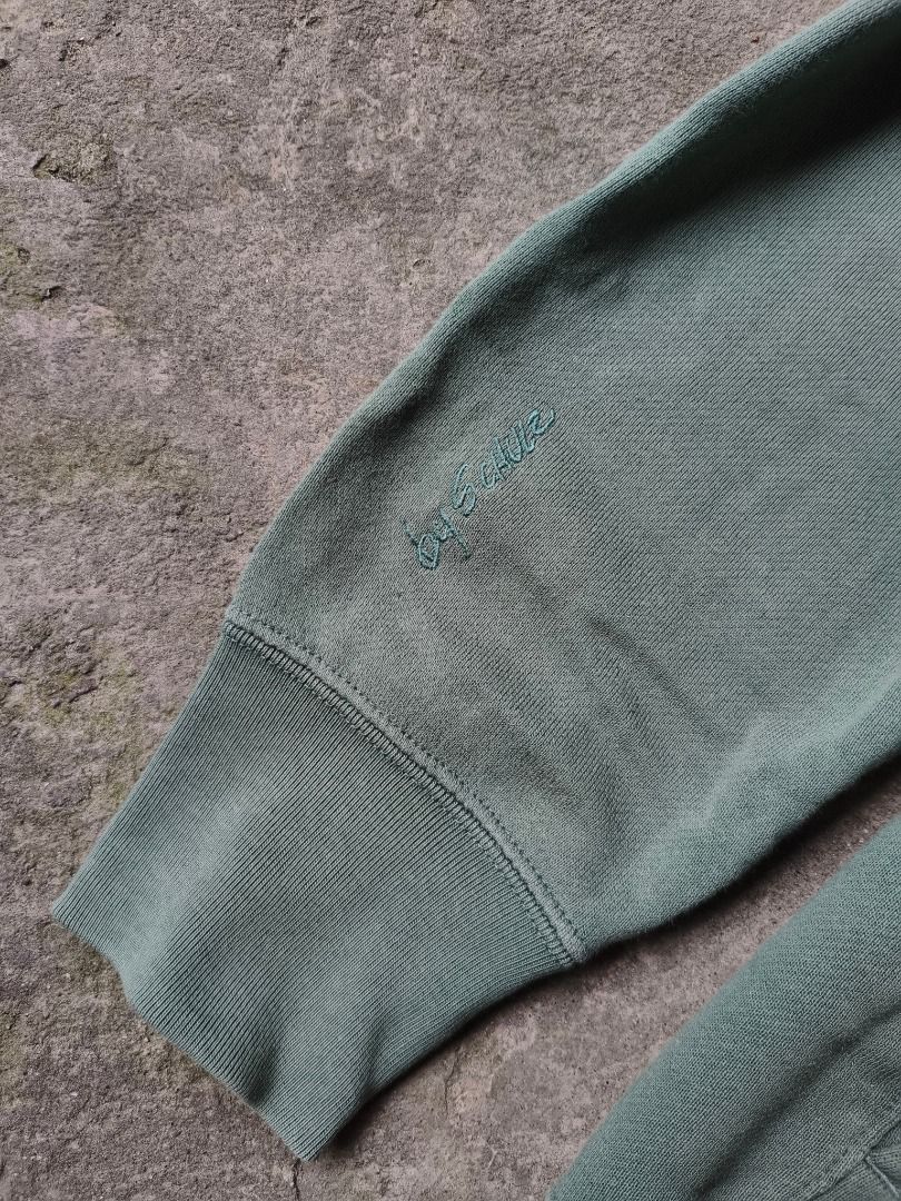 Uniqlo UT Peanuts Hoodie (Category: Hoodies) located in Cavite. Submitted by benta.ni.jm (Listing ID 1469889455, Image 3). Description: Size: L Dimensions: 22.5 x 29.5 Condition: 10/10 Color Rate: 9.5/10 Issue: 📩📩📩.