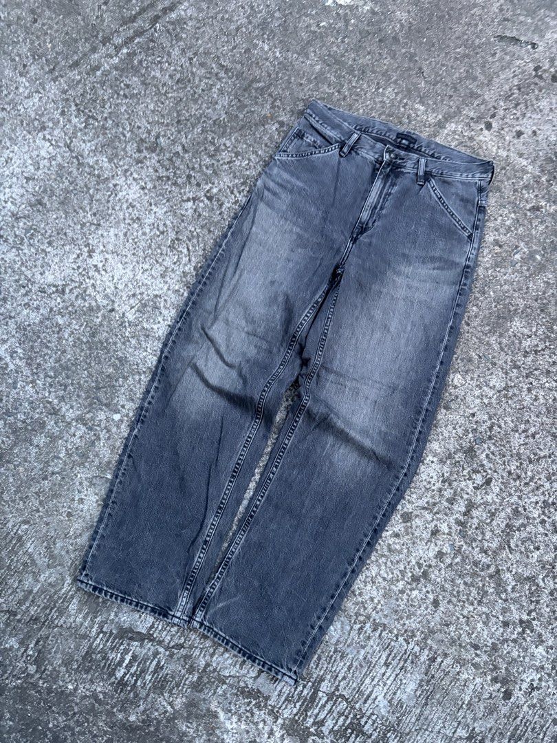 Uniqlo Wide Tapered Jeans (Category: Jeans) located in Quezon City. Submitted by crzyjnxl4rxnzhaul.jpgg (Listing ID 1469896186, Image 1). Description: -Size: 21(71cm) -Waist: 31 -Length: 39 -Thigh: 12 -Hem: 9.5 -Condition: Good as new -Issue: last pic unnoticeable scratch -Color rate: 10/10 -Location: Quezon City -MOP: Banks/Gcash (Payment first) Note: color may vary due to lighting, always manage your expectations..