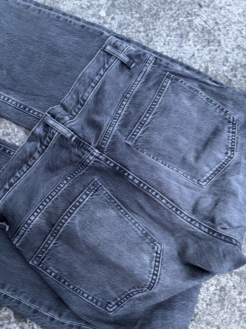 Uniqlo Wide Tapered Jeans (Category: Jeans) located in Quezon City. Submitted by crzyjnxl4rxnzhaul.jpgg (Listing ID 1469896186, Image 3). Description: -Size: 21(71cm) -Waist: 31 -Length: 39 -Thigh: 12 -Hem: 9.5 -Condition: Good as new -Issue: last pic unnoticeable scratch -Color rate: 10/10 -Location: Quezon City -MOP: Banks/Gcash (Payment first) Note: color may vary due to lighting, always manage your expectations..