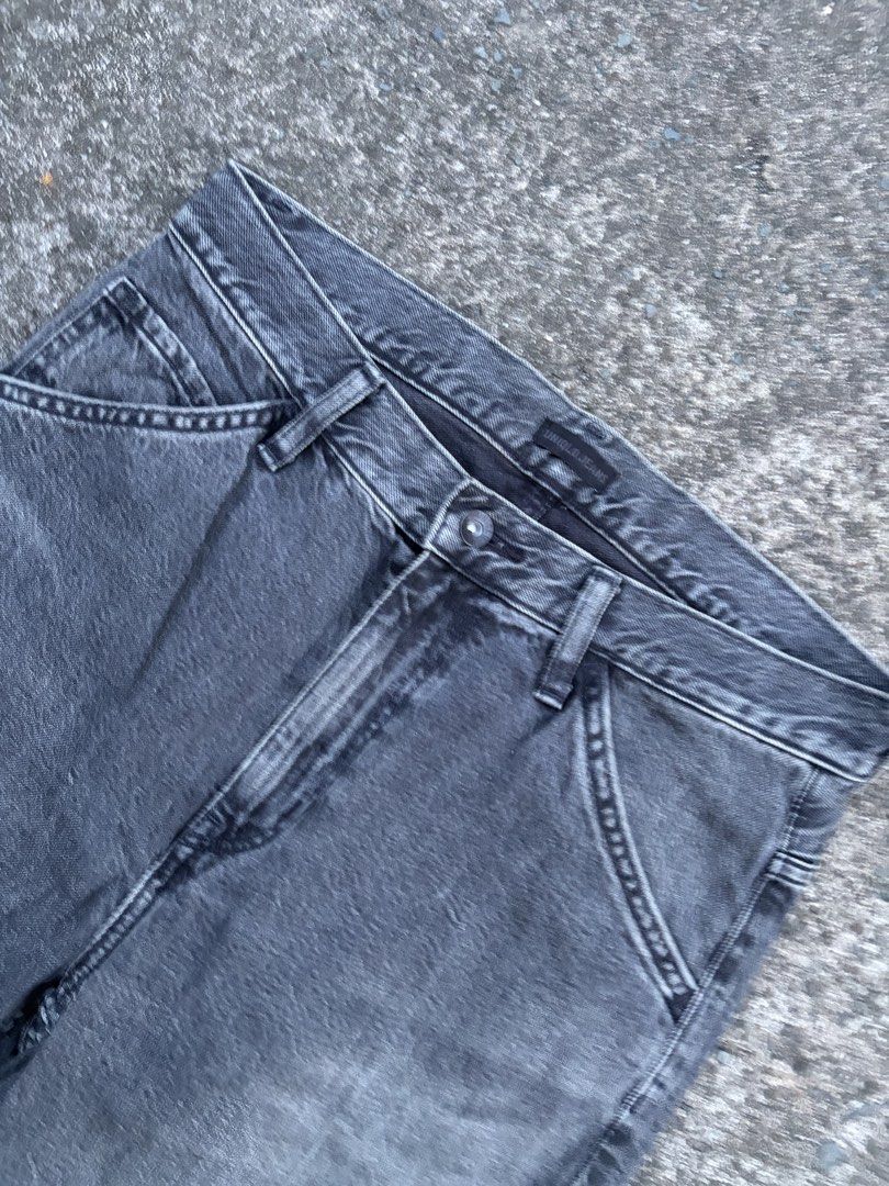 Uniqlo Wide Tapered Jeans (Category: Jeans) located in Quezon City. Submitted by crzyjnxl4rxnzhaul.jpgg (Listing ID 1469896186, Image 2). Description: -Size: 21(71cm) -Waist: 31 -Length: 39 -Thigh: 12 -Hem: 9.5 -Condition: Good as new -Issue: last pic unnoticeable scratch -Color rate: 10/10 -Location: Quezon City -MOP: Banks/Gcash (Payment first) Note: color may vary due to lighting, always manage your expectations..