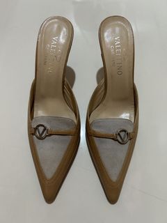 (Category: ) located in . Submitted by miss.manolos.closet (Listing ID 1469787888, Image 1). Description: .