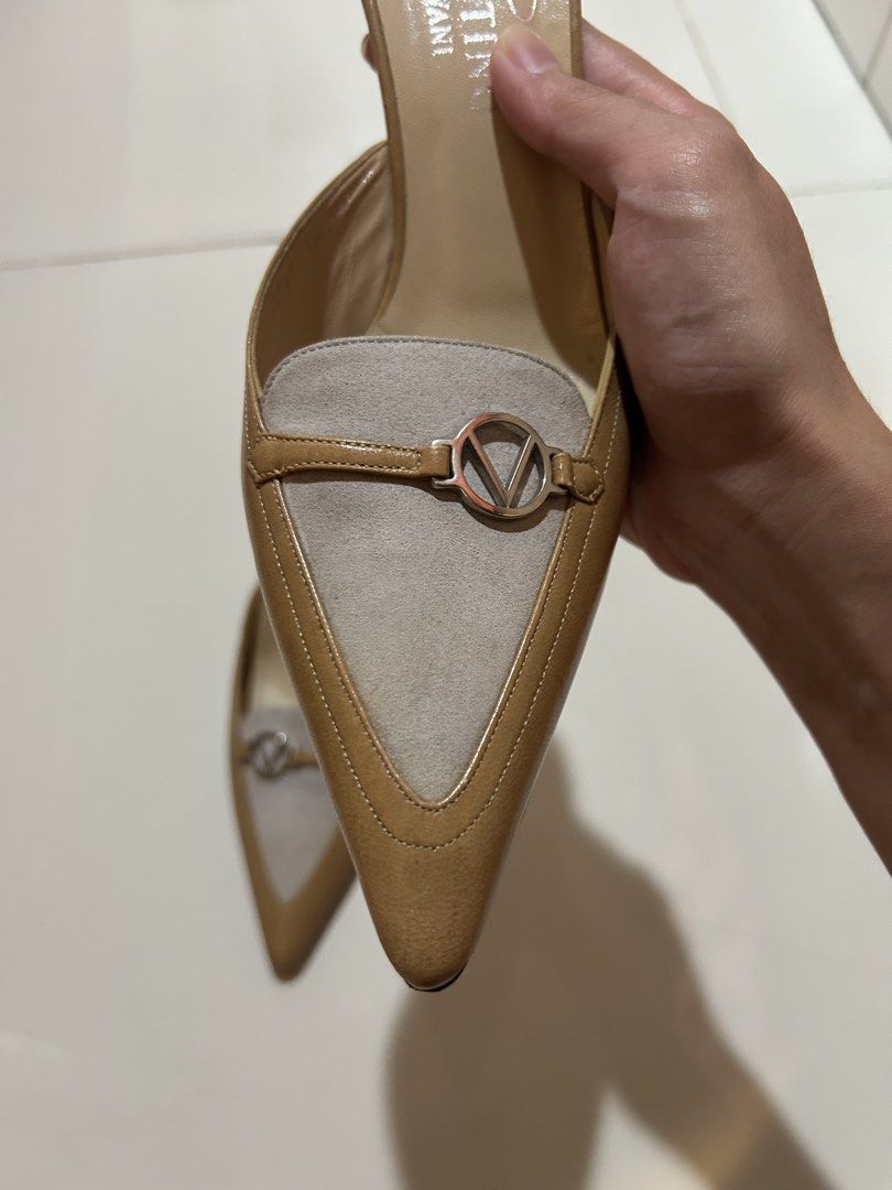 Valentino Garavani Mules IT 39 (Category: Heels) located in Makati City. Submitted by miss.manolos.closet (Listing ID 1469787888, Image 3). Description: .