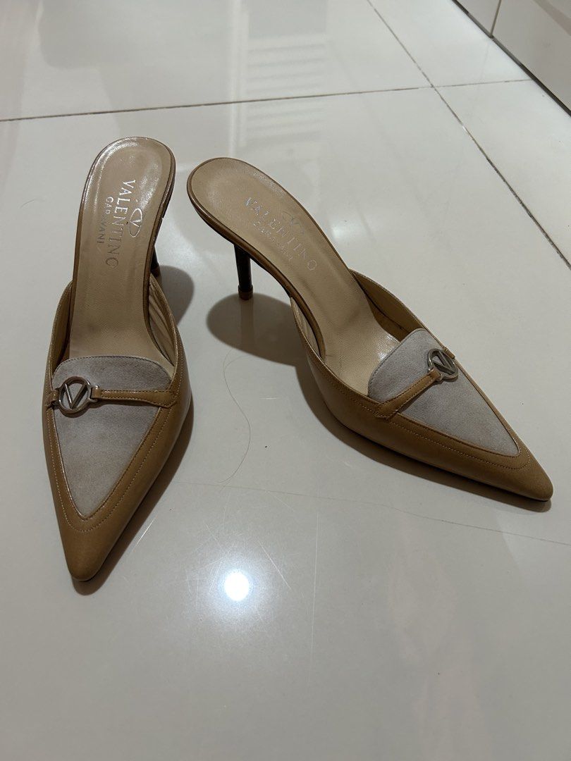 Valentino Garavani Mules IT 39 (Category: Heels) located in Makati City. Submitted by miss.manolos.closet (Listing ID 1469787888, Image 2). Description: .