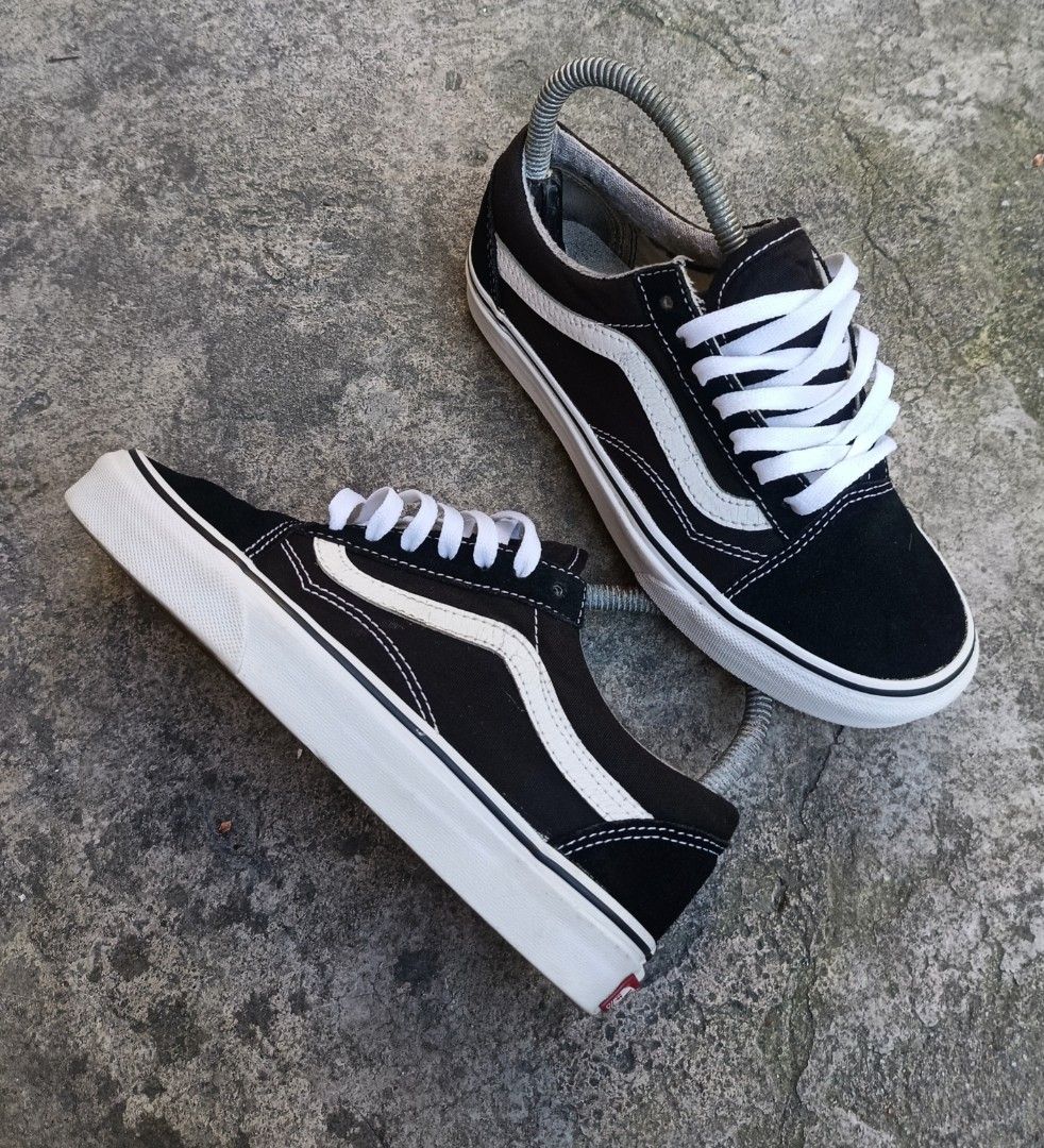 Vans Old Skool Black and White Sneakers (Category: Sneakers) located in Quezon City. Submitted by jdwoah12 (Listing ID 1469892524, Image 2). Description: - SIZE: 4.5MENS - 6WOMENS - 22.5CM - CONDITION: 8+/10 EXCELLENT NO BOX - ISSUE: LEATHER PEELOFF AT INSIDE.