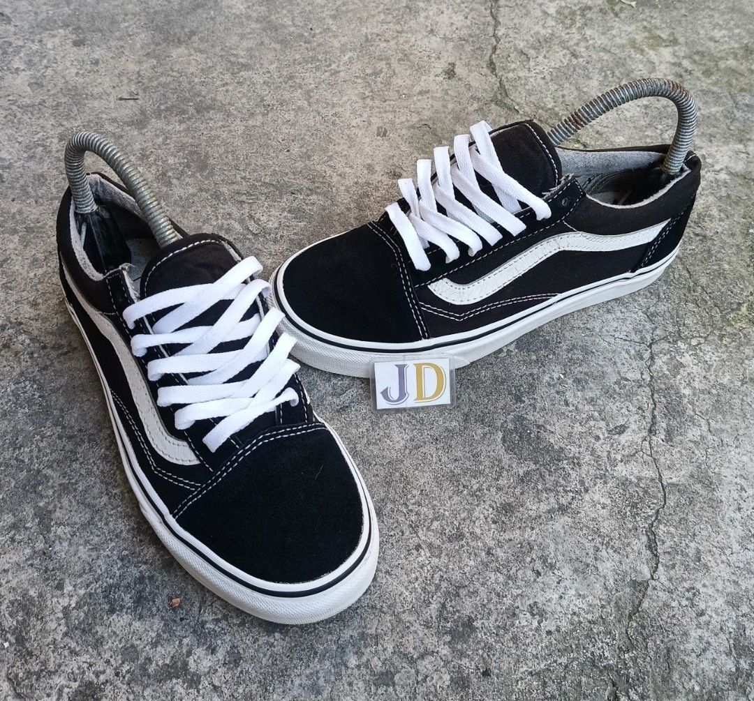 Vans Old Skool Black and White Sneakers (Category: Sneakers) located in Quezon City. Submitted by jdwoah12 (Listing ID 1469892524, Image 1). Description: - SIZE: 4.5MENS - 6WOMENS - 22.5CM - CONDITION: 8+/10 EXCELLENT NO BOX - ISSUE: LEATHER PEELOFF AT INSIDE.
