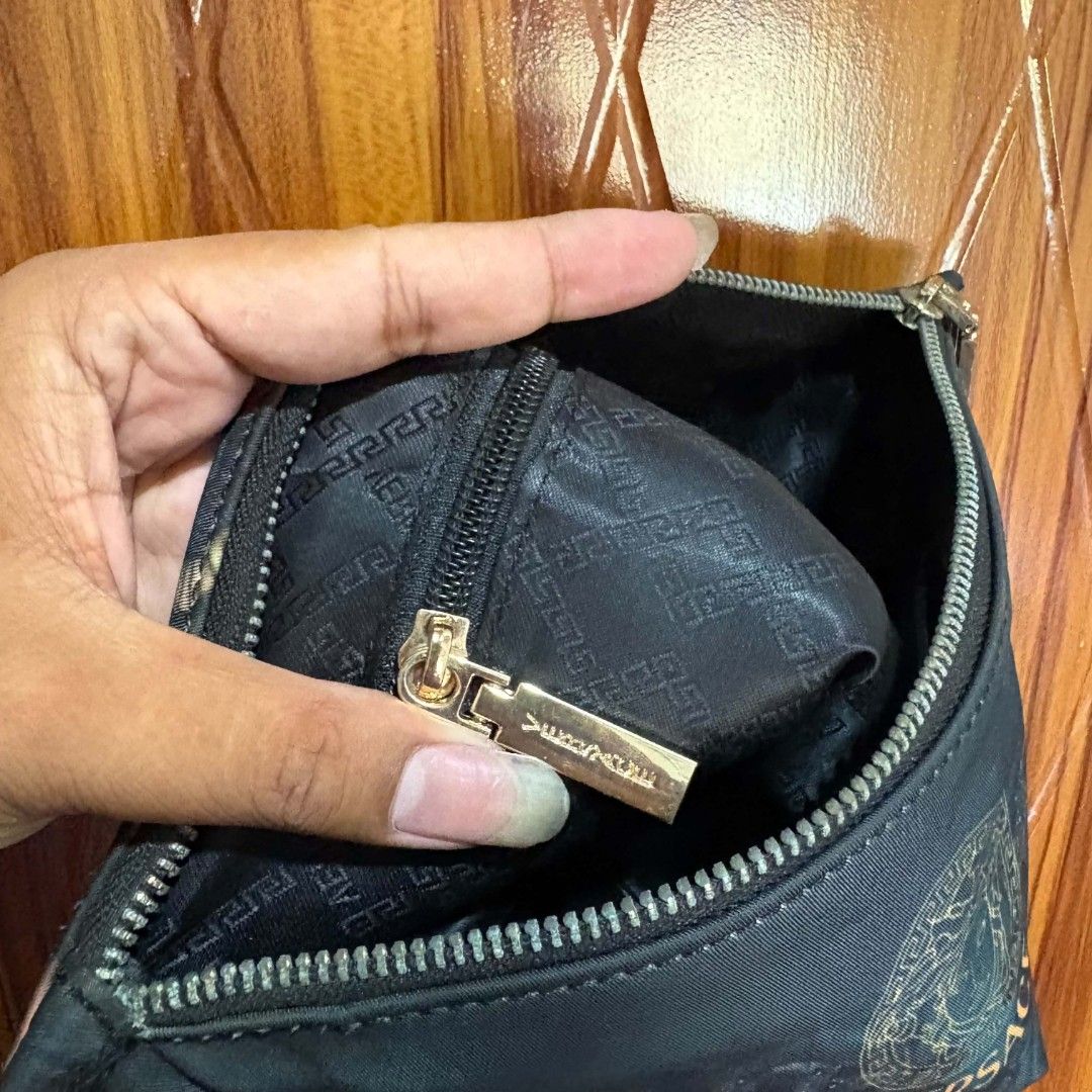 Versace wrislet pouch (Category: Luxury Bags & Wallets) located in Carmen. Submitted by aquarius.00 (Listing ID 1469894640, Image 3). Description: excellent.