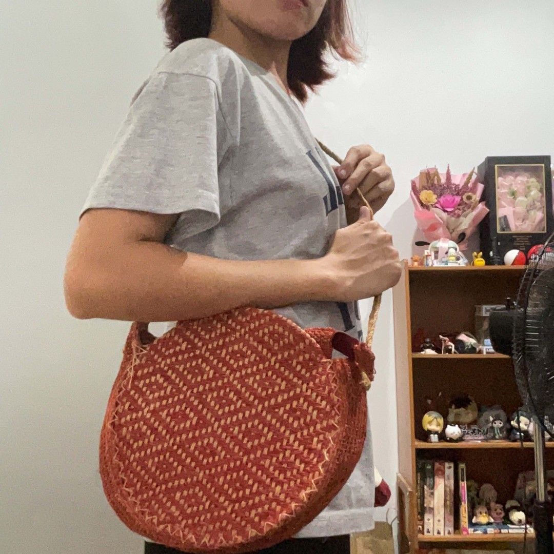 vigan-made cross-body bag (Category: Cross-body Bags) located in Cainta. Submitted by m00rin02 (Listing ID 1469888298, Image 2). Description: 🧚🏻‍♀️ Loc: Cainta, Rizal/Pasig/Sta. Mesa, Manila 🧚🏻‍♀️ MOD: lalamove/jnt 🧚🏻‍♀️ Payment first! (no cod).