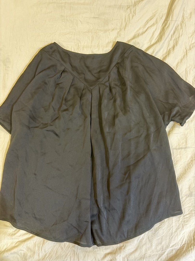 Vince Camuto black basic top Us small medium (Category: Blouses) located in Manila. Submitted by chandleria (Listing ID 1469884093, Image 2). Description: used once only vince camuto black top size small but may fit up to large flowy type.