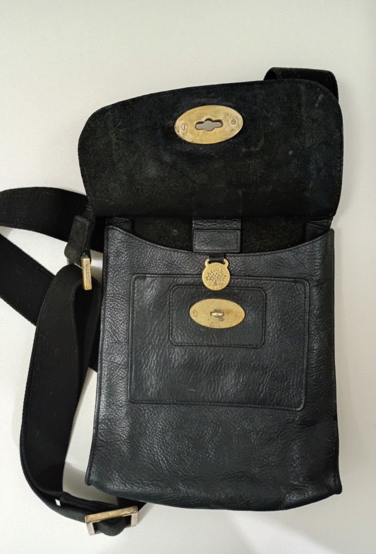 Vintage ANTONY Mulberry bag (Category: Luxury Bags & Wallets) located in Manila. Submitted by eriiicaspage (Listing ID 1469794374, Image 1). Description: PreoWned Lightly Used Authentic Vintage Mulberry Antony black leather Crossbody bag Coded Small Black Unisex - Classic postman's lock closure in brass hardware - Adjustable canvas shoulder strap with branded metal slide buckle - Convenient front slip pocket underneath the main flap - Premium gra