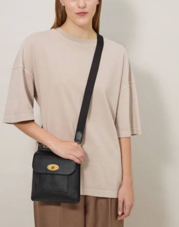 Vintage ANTONY Mulberry bag (Category: Luxury Bags & Wallets) located in Manila. Submitted by eriiicaspage (Listing ID 1469794374, Image 3). Description: PreoWned Lightly Used Authentic Vintage Mulberry Antony black leather Crossbody bag Coded Small Black Unisex - Classic postman's lock closure in brass hardware - Adjustable canvas shoulder strap with branded metal slide buckle - Convenient front slip pocket underneath the main flap - Premium gra