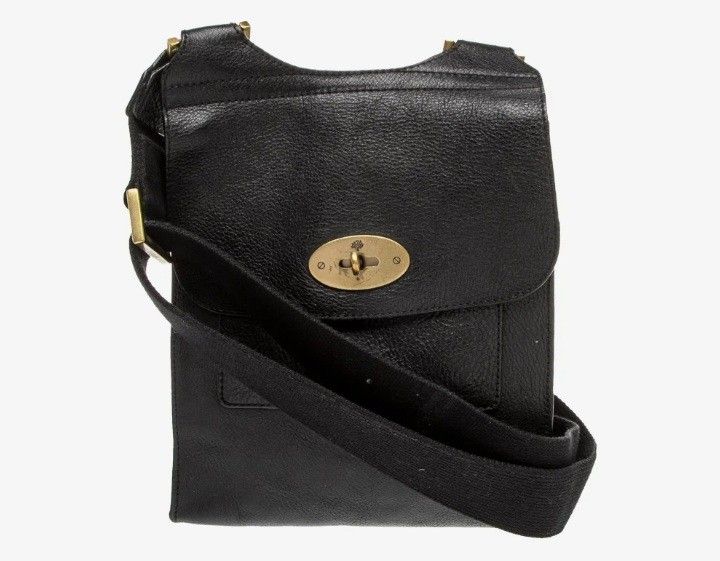 Vintage ANTONY Mulberry bag (Category: Luxury Bags & Wallets) located in Manila. Submitted by eriiicaspage (Listing ID 1469794374, Image 2). Description: PreoWned Lightly Used Authentic Vintage Mulberry Antony black leather Crossbody bag Coded Small Black Unisex - Classic postman's lock closure in brass hardware - Adjustable canvas shoulder strap with branded metal slide buckle - Convenient front slip pocket underneath the main flap - Premium gra
