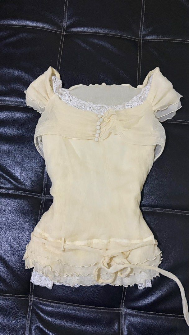 Vintage Dkny top (Category: Blouses) located in Manila. Submitted by runwayluster (Listing ID 1469896163, Image 1). Description: Dkny vintage 📌inner not included.