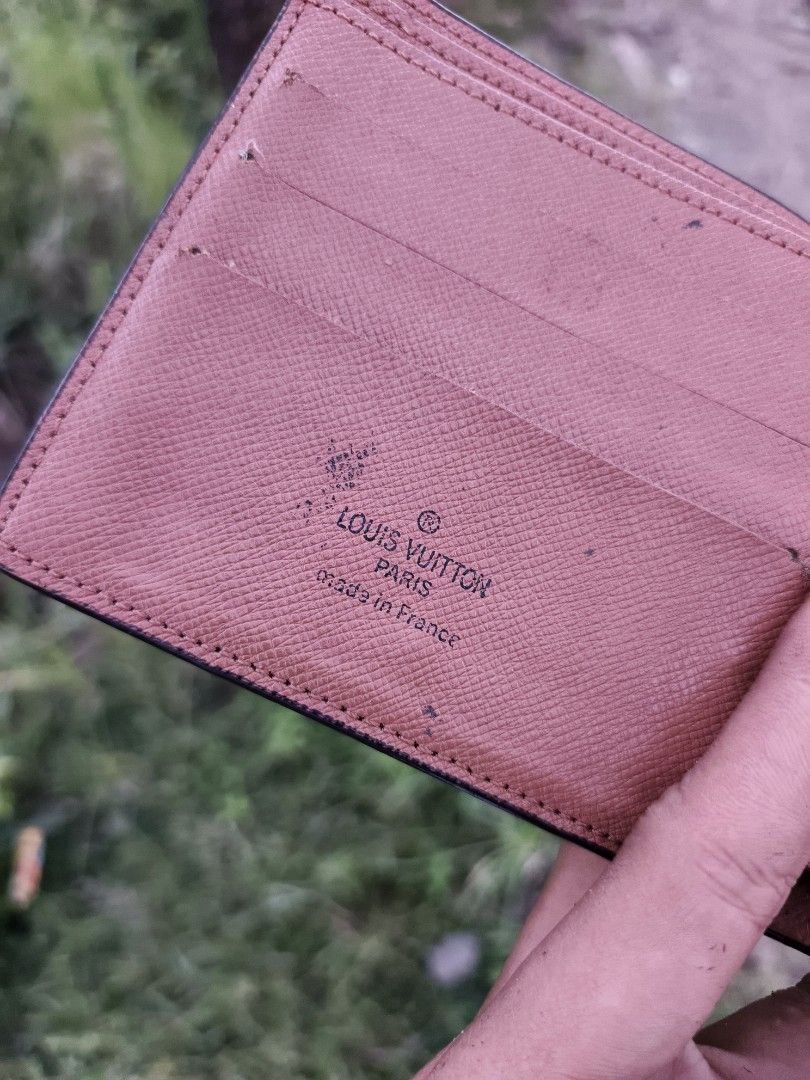 Vintage Louis Vuitton Monogram Bifold Wallet (Category: Luxury Bags & Wallets) located in Trento. Submitted by renanteblanco113 (Listing ID 1469849635, Image 3). Description: Vintage Louis Vuitton Monogram Bifold Wallet excellent condition color rate: 9.6/10 issue: on inner.