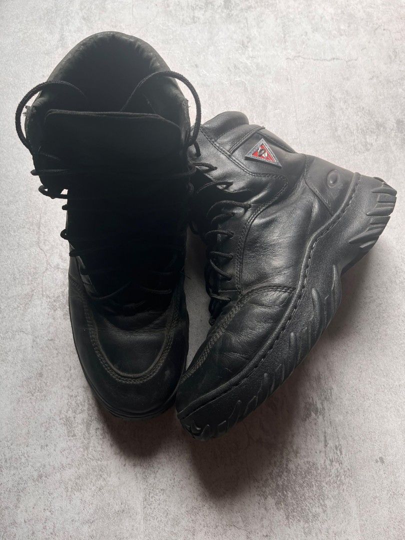 Vintage Oakley SI Elite Special Forces 6" Assault Boot (Category: Boots) located in Manila. Submitted by _thrift_time (Listing ID 1469799975, Image 2). Description: Authentic Vintage Oakley SI Elite Special Forces 6" Assault Boots (Black Leather) Issue: Missing 1 side triangle badge on the other boot. Solid tread & leather condition.".