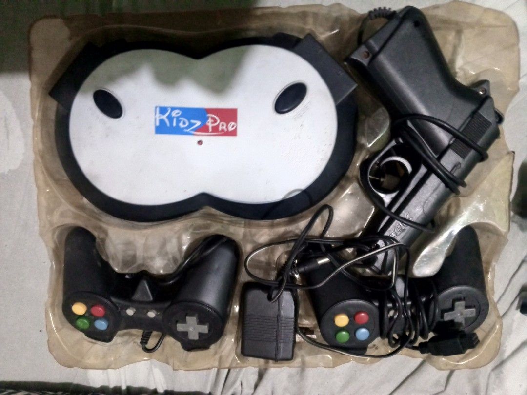 Vintage power joy arcade box (Category: Others) located in Caloocan City. Submitted by purestar.338e85 (Listing ID 1469793475, Image 2). Description: please read carefully Nag power on pero di pa na try i connect sa tv pwede pa tawaran complete set yan sama lahat ng nasa set nya..