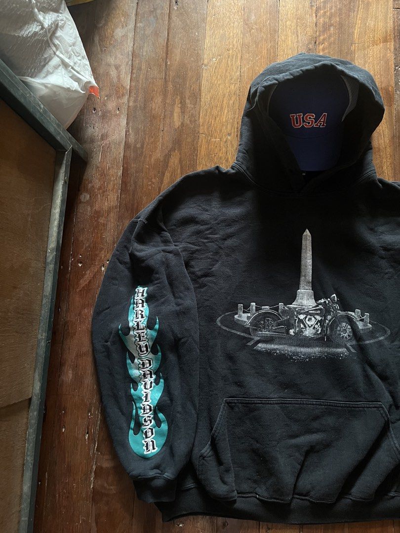 2000s Vintage Style Harley Davidson pullover graphic hoodie (Category: Coats, Jackets and Outerwear) located in Los Banos. Submitted by lootmeup (Listing ID 1469792732, Image 3). Description: 2000s Vintage Style Harley Davidson pullover graphic hoodie Gildan hard tag Vintage vibes 🔥 Issue: no drawstring for hood Size: Width: 27 Length: 26.5 Boxy fit Mine P750.
