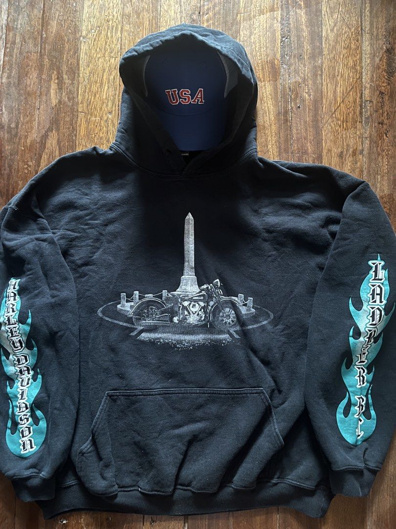 2000s Vintage Style Harley Davidson pullover graphic hoodie (Category: Coats, Jackets and Outerwear) located in Los Banos. Submitted by lootmeup (Listing ID 1469792732, Image 2). Description: 2000s Vintage Style Harley Davidson pullover graphic hoodie Gildan hard tag Vintage vibes 🔥 Issue: no drawstring for hood Size: Width: 27 Length: 26.5 Boxy fit Mine P750.