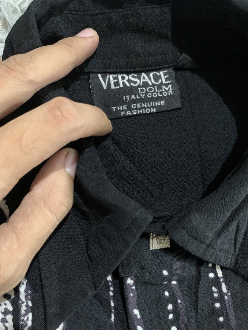 vintage Versace dolm (Category: Tshirts & Polo Shirts ) located in Antequera. Submitted by litsthrift (Listing ID 1469864057, Image 3). Description: Vintage versace dolm polo shirt no issue Dimes: 21 x28.5.