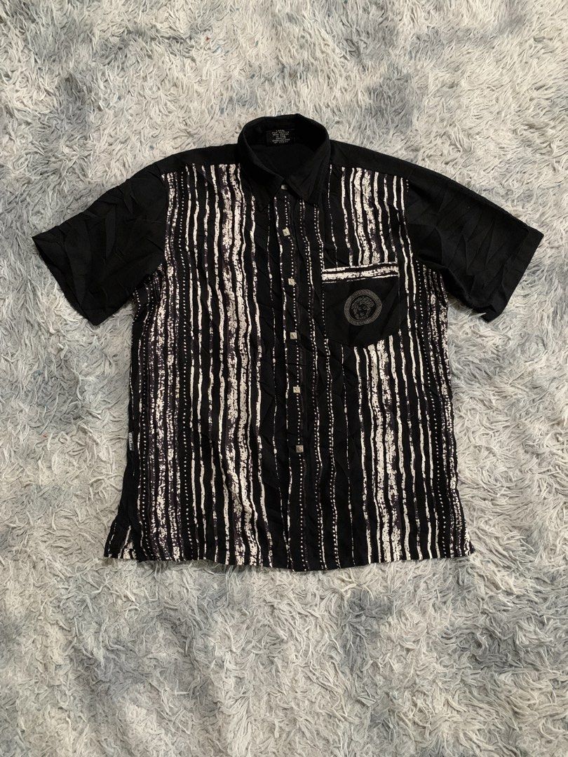 vintage Versace dolm (Category: Tshirts & Polo Shirts ) located in Antequera. Submitted by litsthrift (Listing ID 1469864057, Image 1). Description: Vintage versace dolm polo shirt no issue Dimes: 21 x28.5.