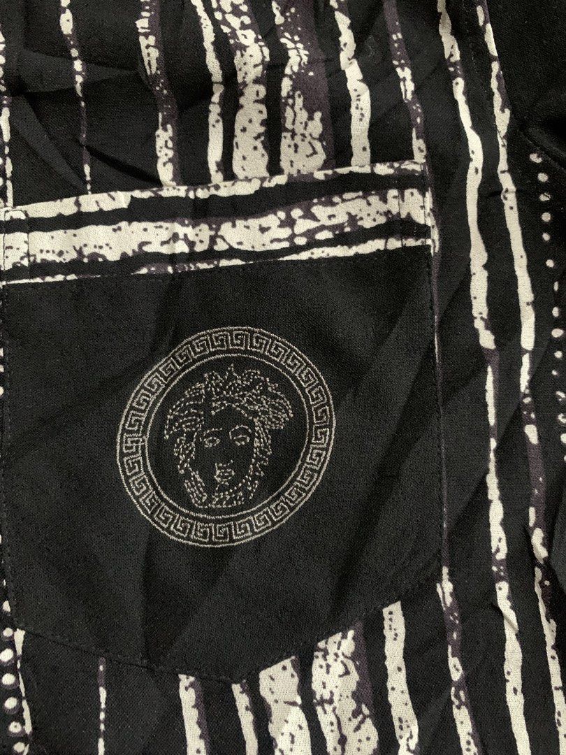 vintage Versace dolm (Category: Tshirts & Polo Shirts ) located in Antequera. Submitted by litsthrift (Listing ID 1469864057, Image 2). Description: Vintage versace dolm polo shirt no issue Dimes: 21 x28.5.